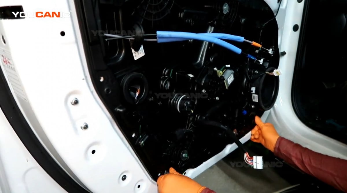 Installing the new window regulator of the Kia Forte.