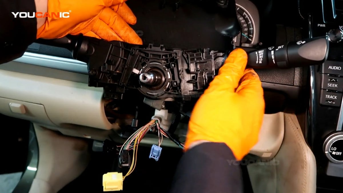 Installing the new wiper switch of the Toyota Camry XV50.