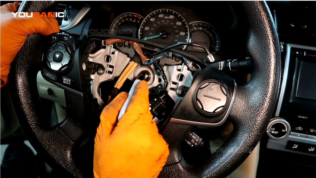 Placing marks on the steering wheel and steering column.