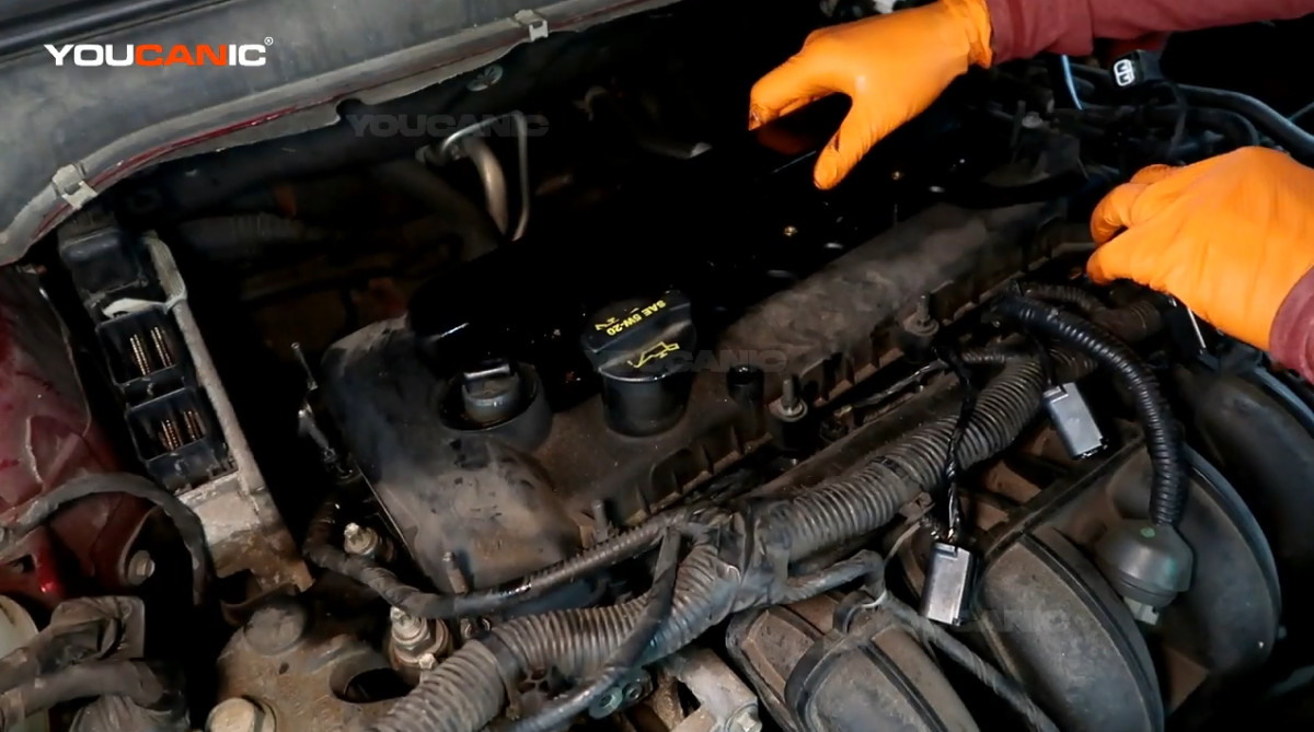 Installing the valve cover of the Ford Fusion.