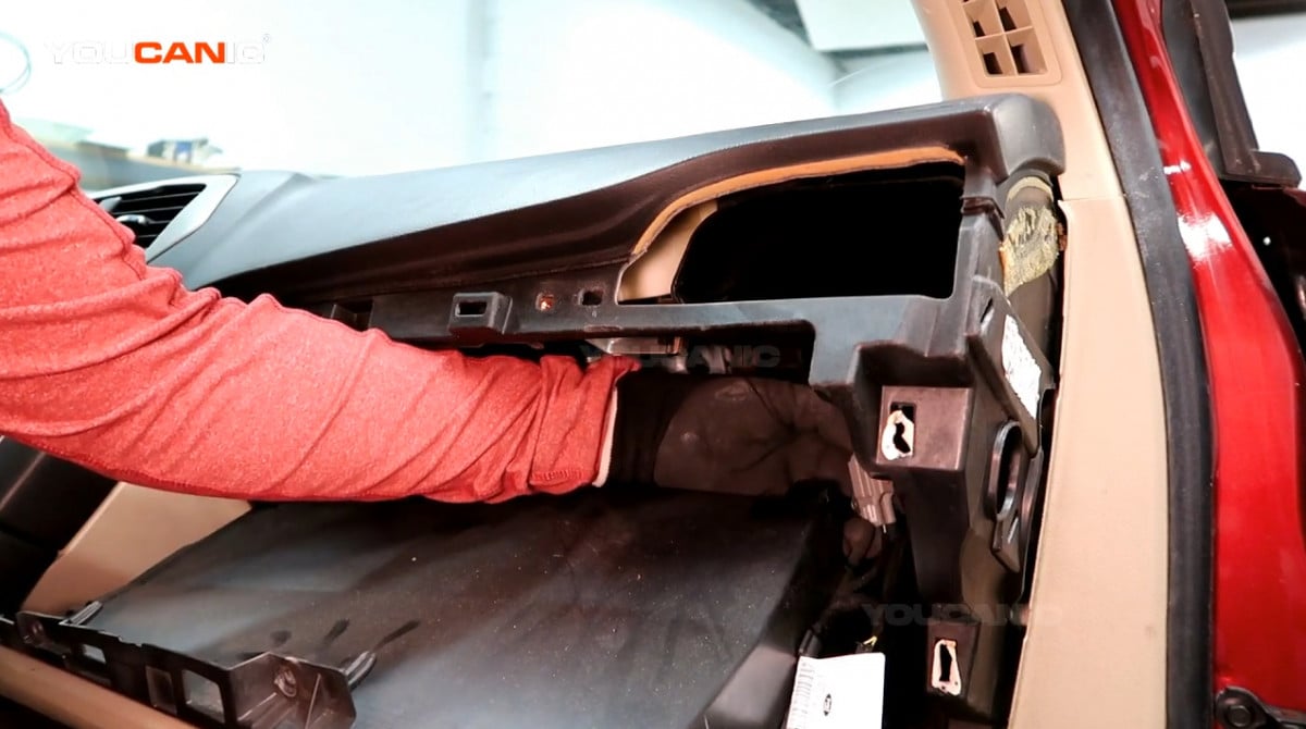 Reconnecting the electrical connector of the glove box.