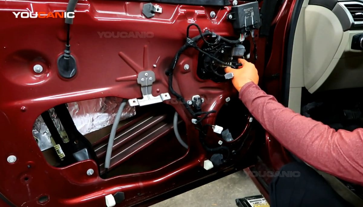 Reinstalling the window regulator of the Ford Fusion.