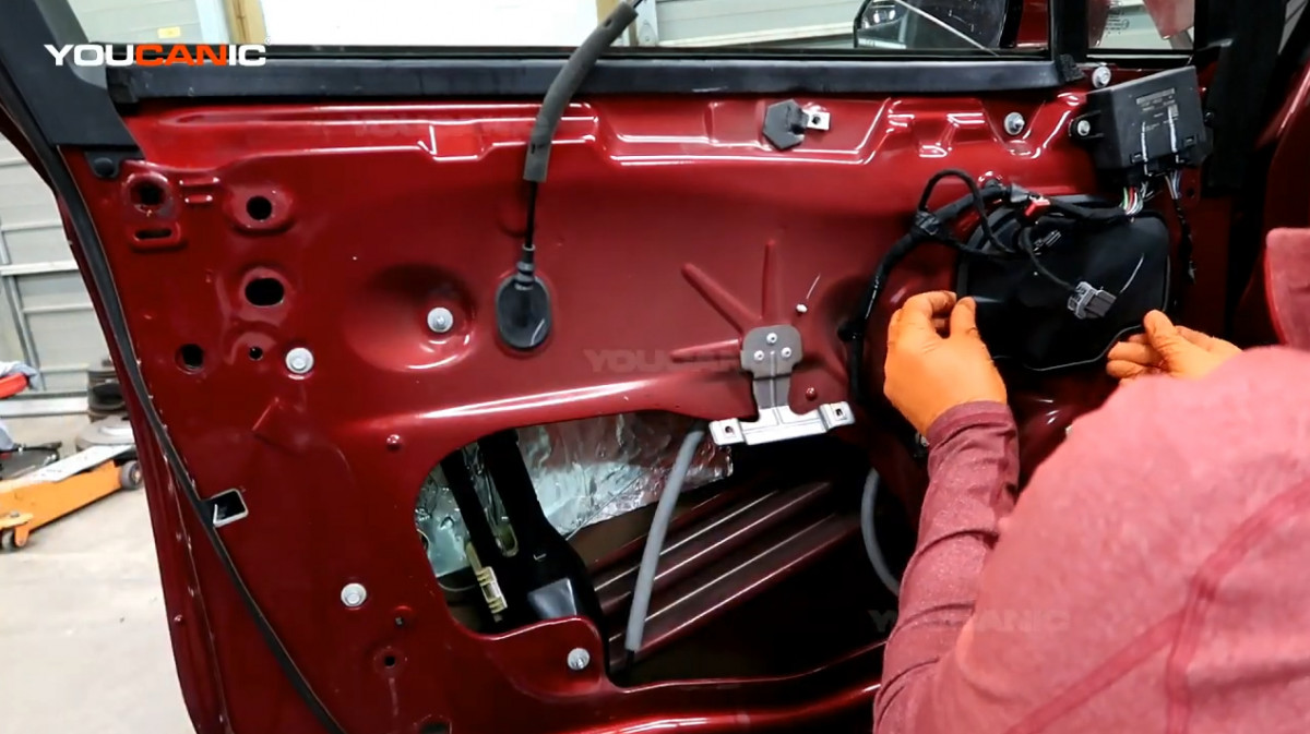 Reinstalling the cover of the window regulator motor.