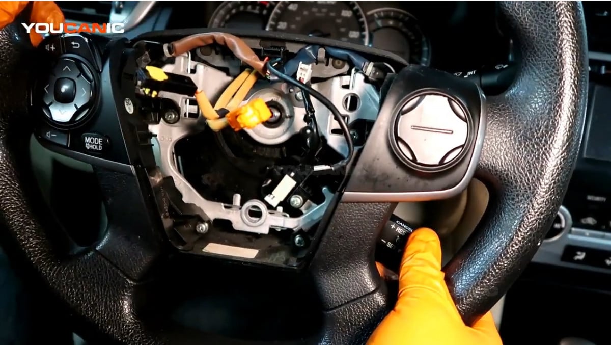 Reinstalling the steering wheel of the Toyota Camry.
