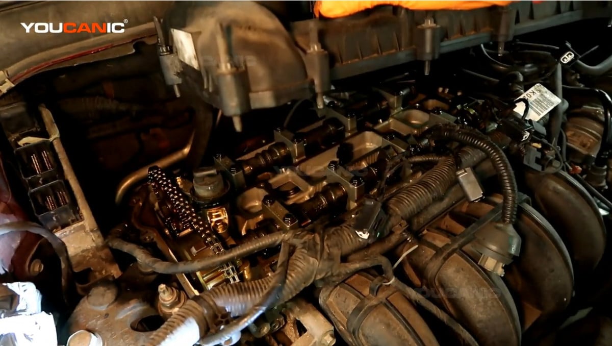 Removing the Valve cover of the Ford Fusion.