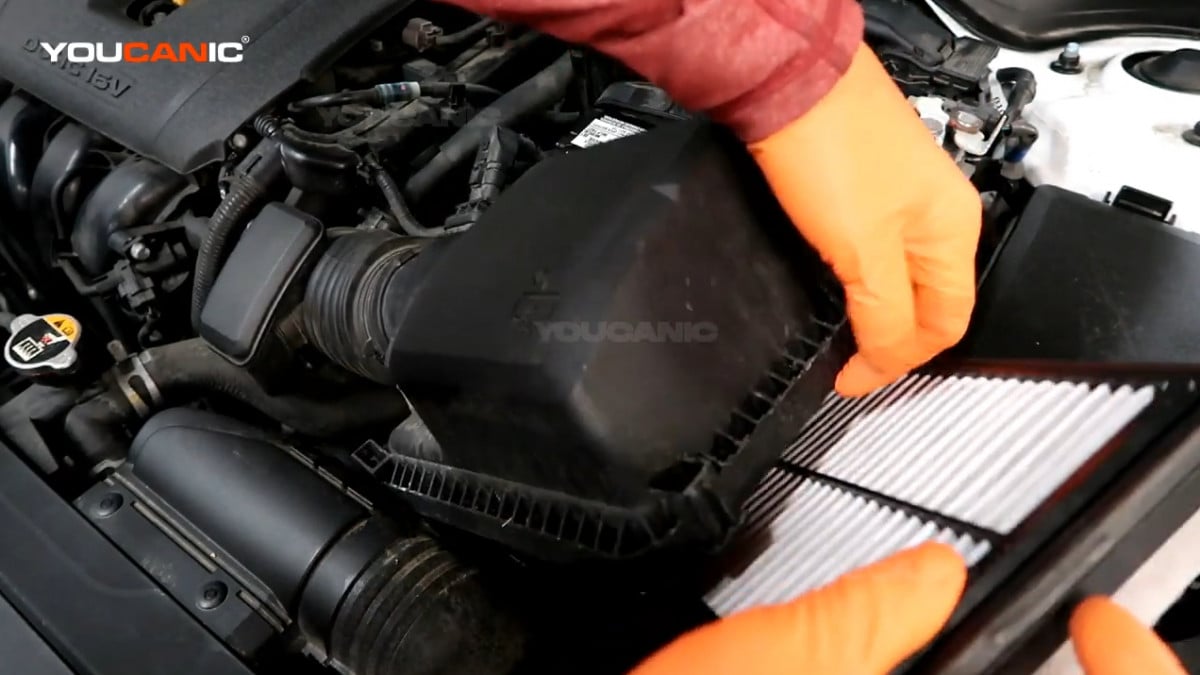 Removing the air filter of the Kia Forte.