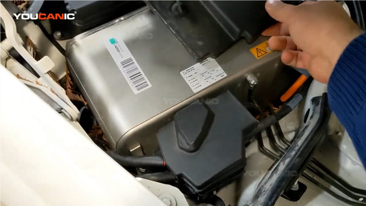Removing the cover of the battery.