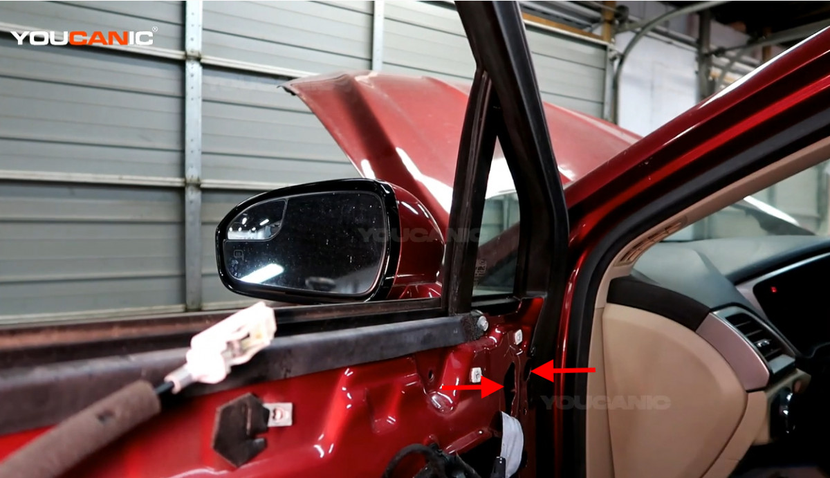 Removing the covers to have access to the bolts holding the side mirror.