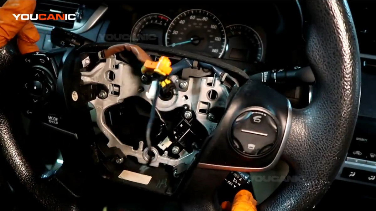 Removing the steering wheel of the Toyota Camry XV50.