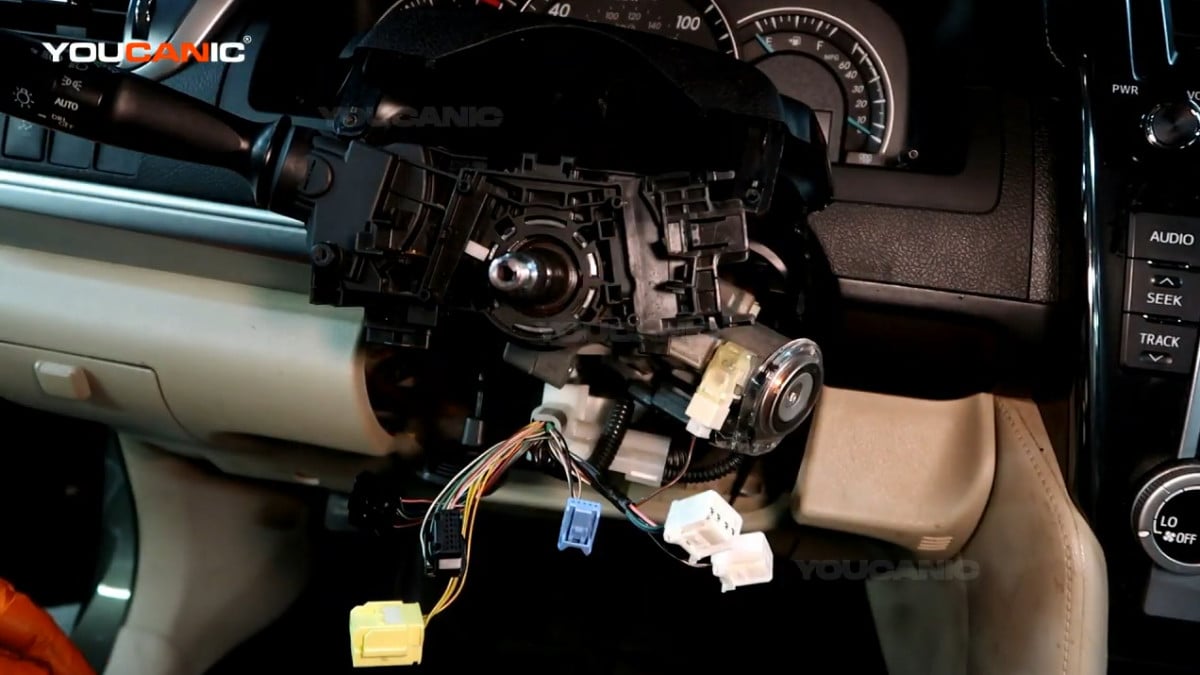 Removing the wiper switch of the Toyota Camry XV50.