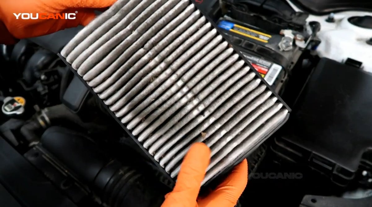 The old air filter of the Kia Forte.