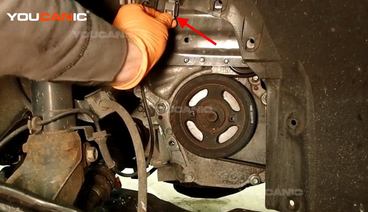 Disconnecting the electrical connector of the wheel speed sensor.