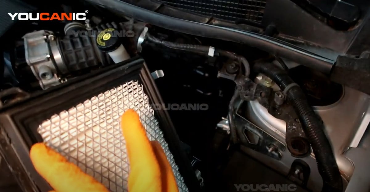 Installing the new air filter of the Nissan Sentra.