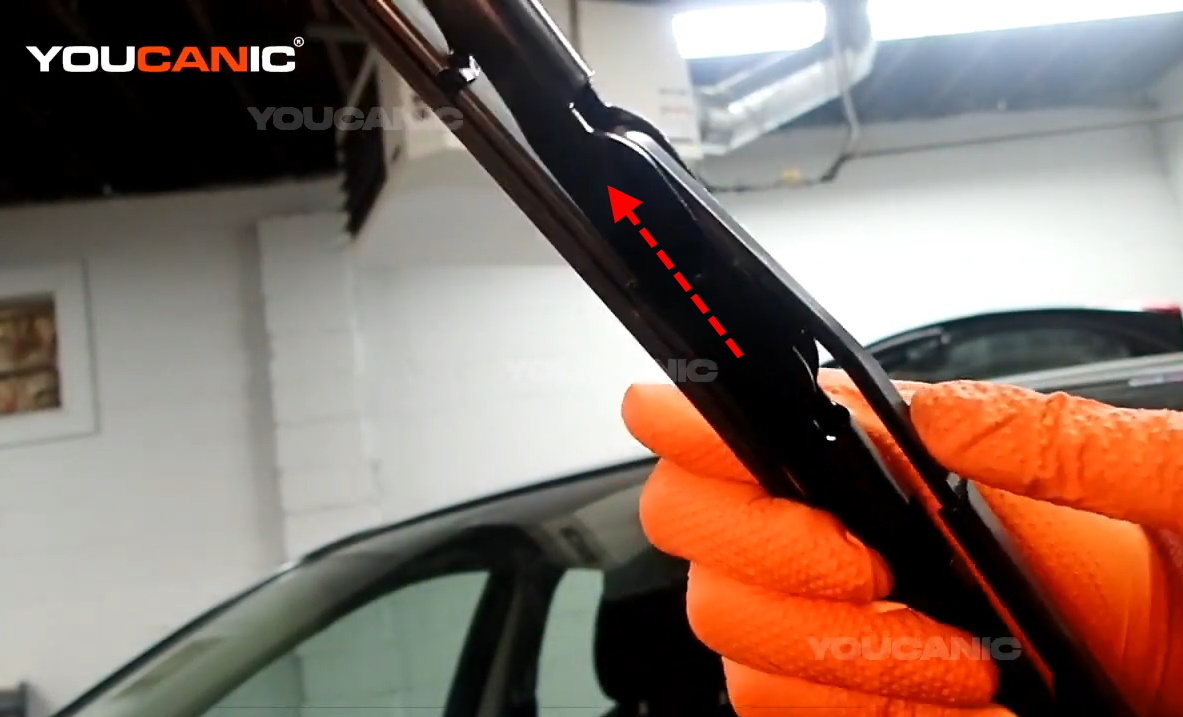Installing the new wiper blade of the Nissan Rogue Sport.