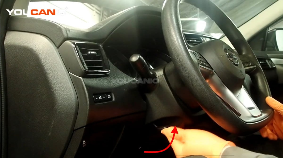Locking the steering wheel adjust lever.