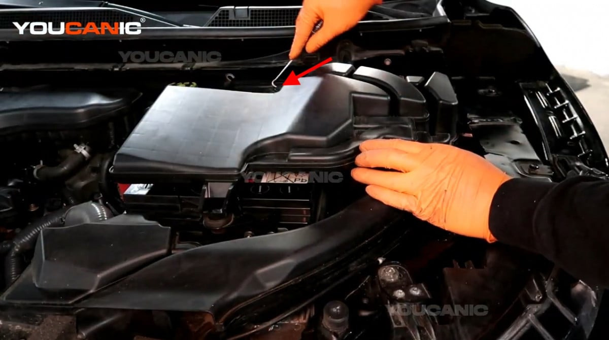 Removing the push clip attached to the air filter housing and back air intake housing..jpg