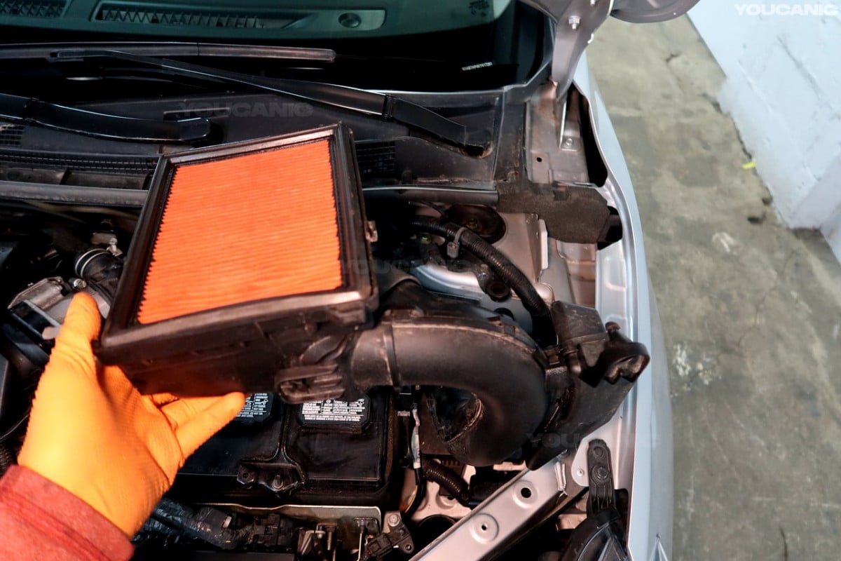 The air filter of the Nissan Sentra.